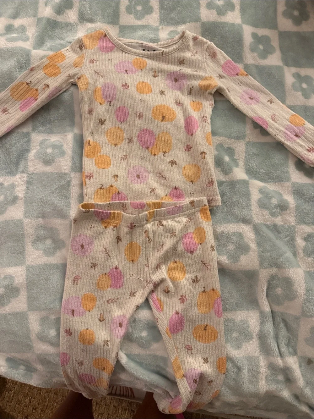 Cozy Cream Ribbed Kids Pajama Set with Pink & Yellow Balloon Print